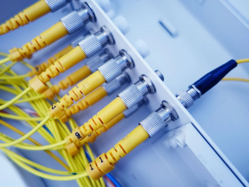 Conectores de fibra óptica monomodo de cubierta amarilla en un panel blanco