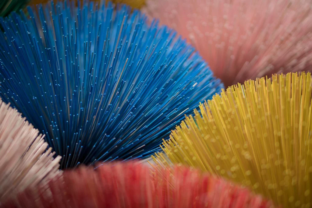 Haces de hilos de fibra óptica de colores vistos de cerca