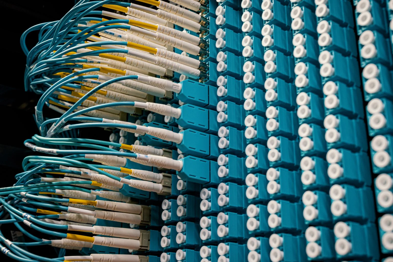 Panel de distribución de fibra óptica con conectores LC en color aqua