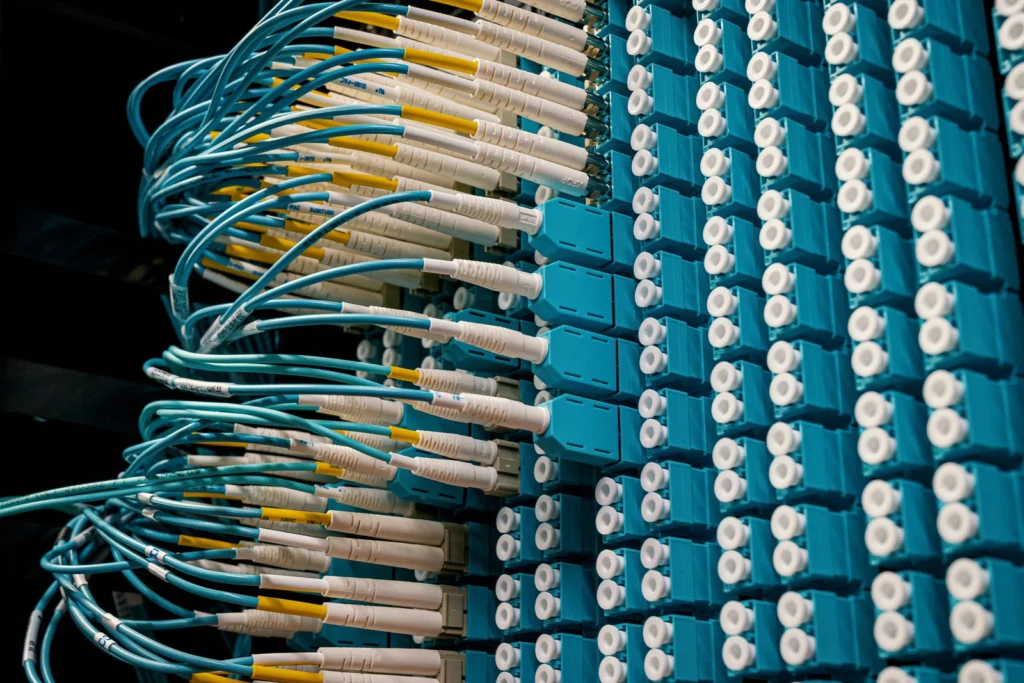 Patch cords de fibra multimodo color aqua conectados en un panel de alta densidad