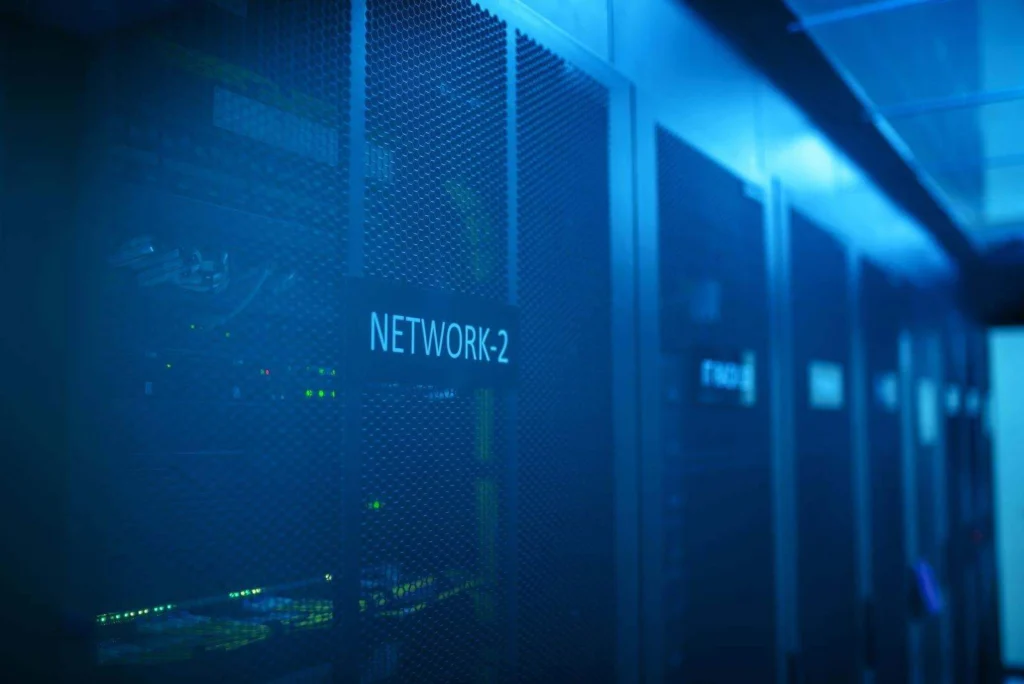 Rack de equipo de red moderno con iluminación azul
