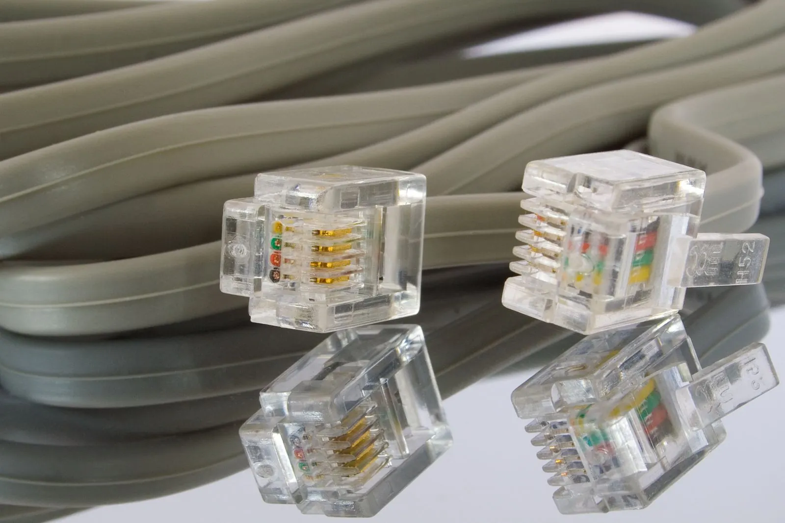 Conectores RJ11 de cable telefónico con sus contactos dorados
