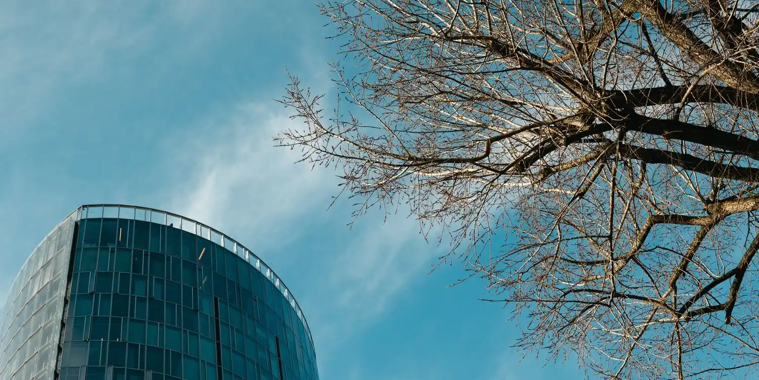 Edificio de cristal visto desde abajo contra el cielo