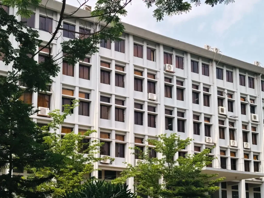 Edificio de oficinas de varios pisos visto desde la calle