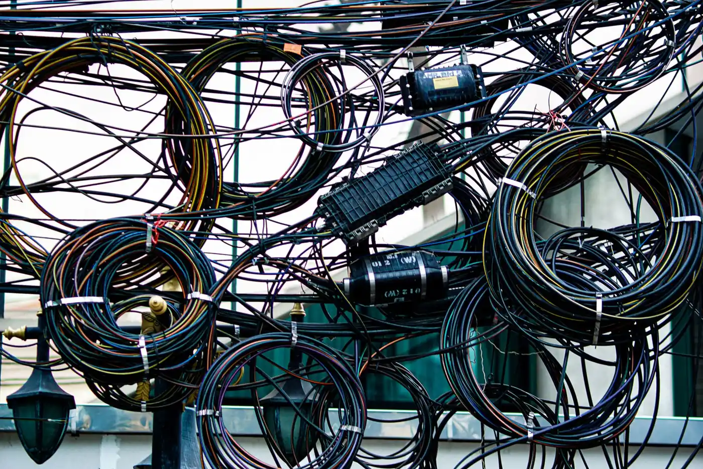 Maraña de cables colgando sin canalización, cruzados entre sí
