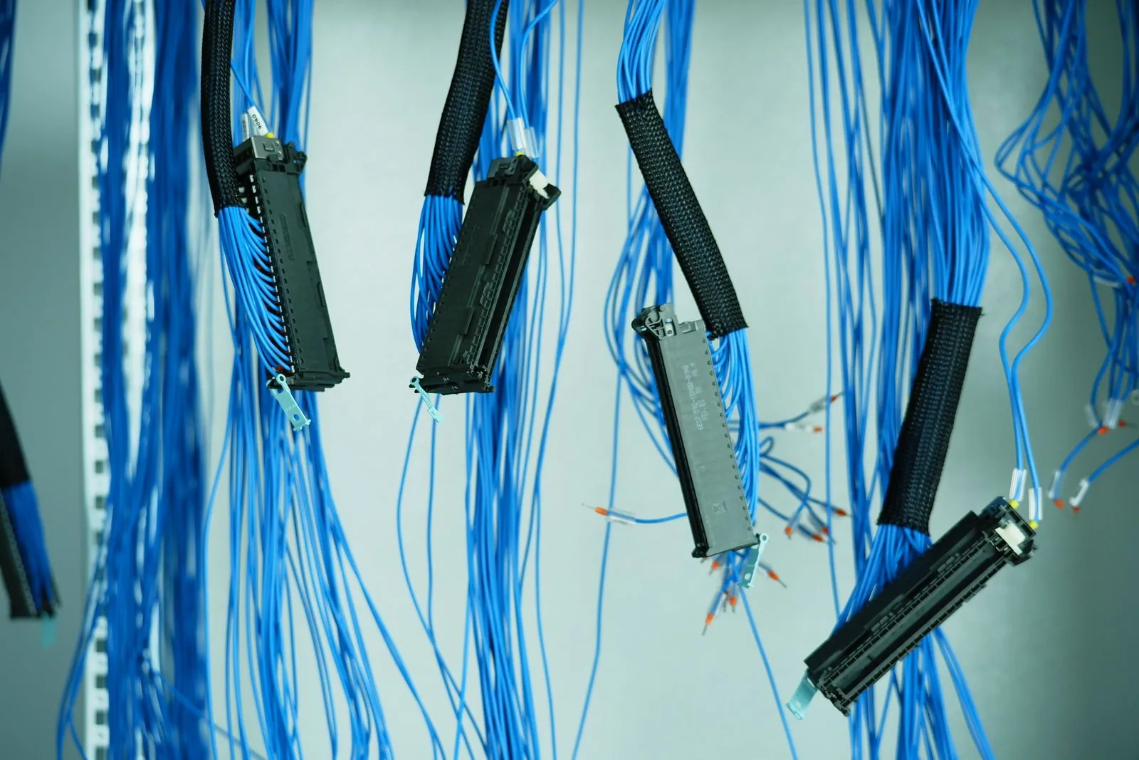 Pares de cobre de cable de red azul destrenzados y conectados a bloques de conexión
