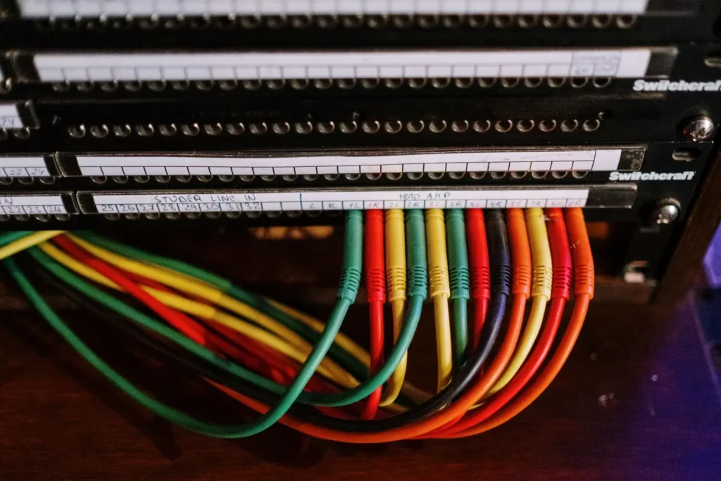 Patch panel etiquetado con patch cords de colores conectados en un rack