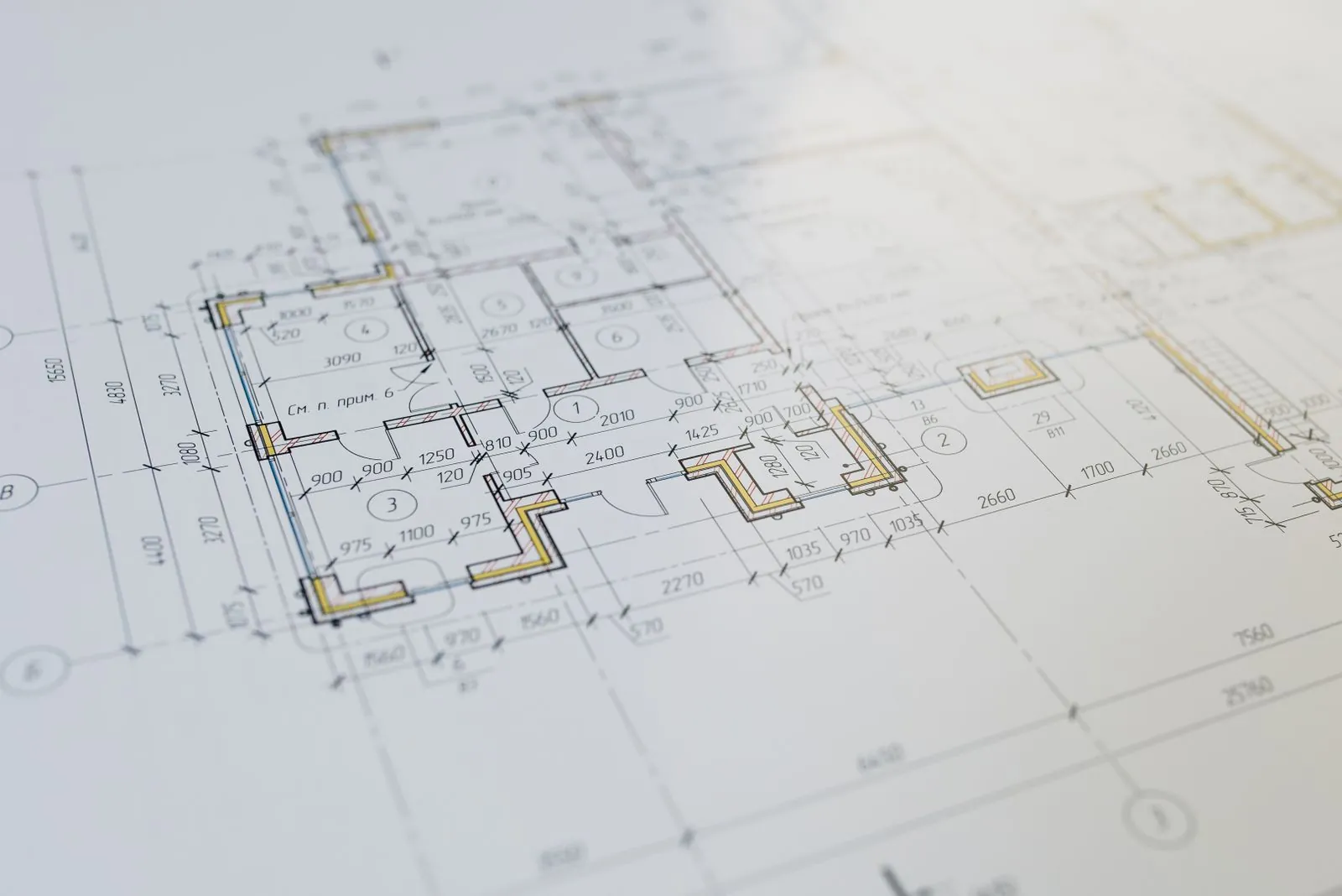 Plano arquitectónico de una planta con muros, cotas y trazos de instalaciones
