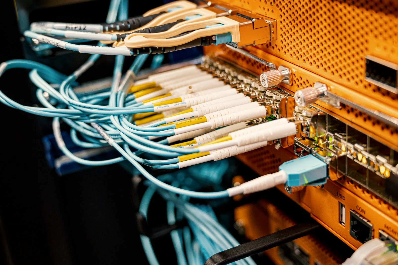 Patch cords conectados en el equipo de un rack de comunicaciones