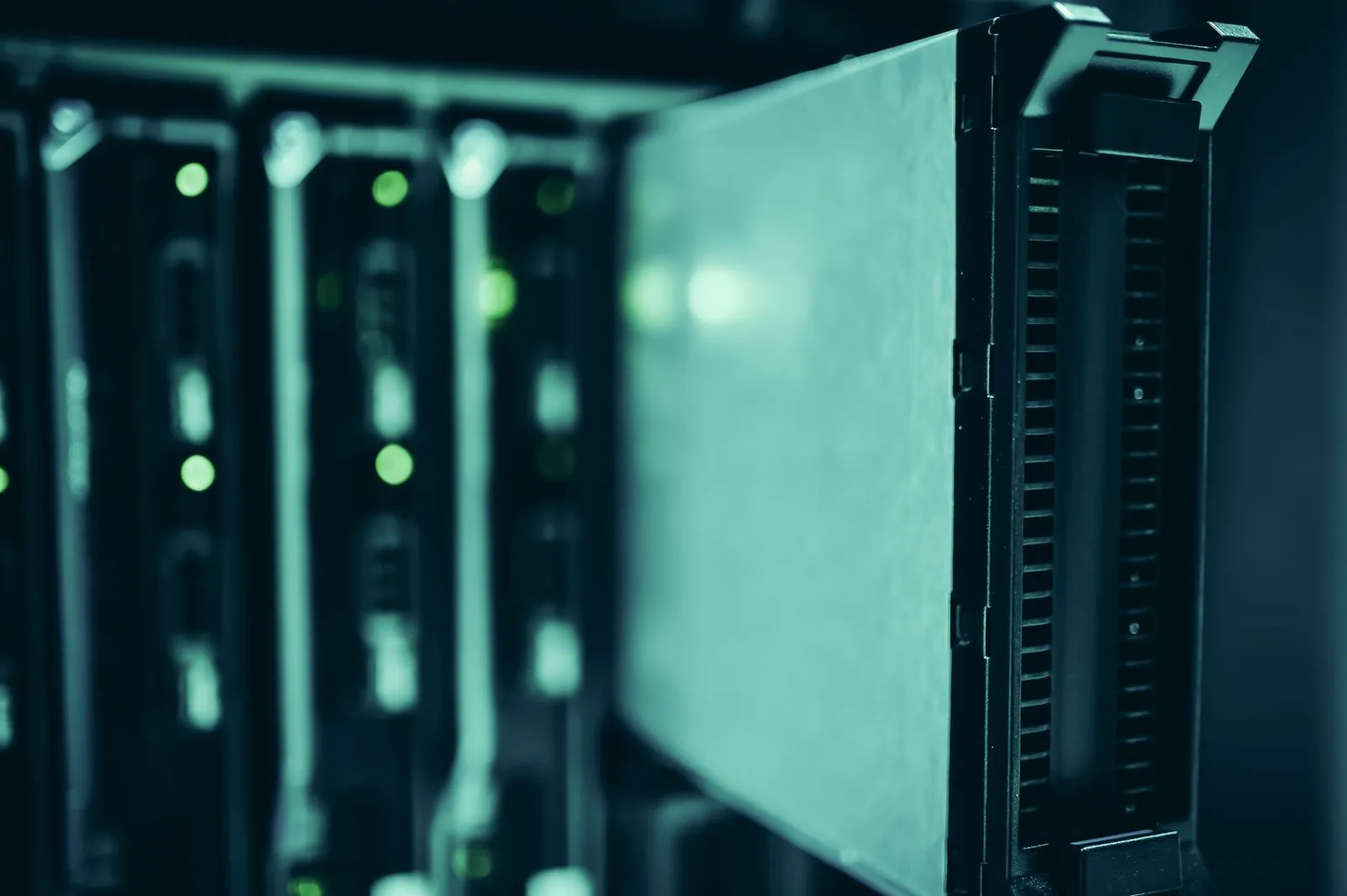 Equipos de red y grabación en un rack, con indicadores encendidos