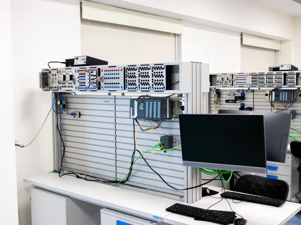 Rack con equipo de red y una estación de trabajo en una oficina pequeña