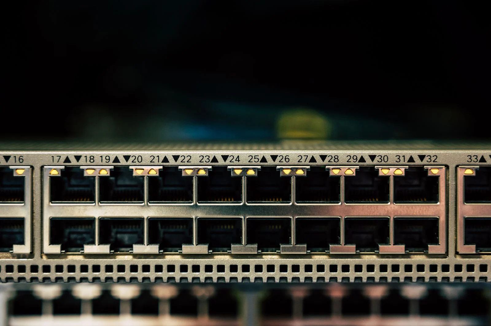 Puertos numerados de un switch de red con indicadores encendidos